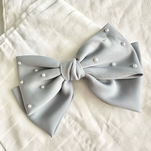 Light grey bow with delicate pearl embellishment - Picture 4 of 4